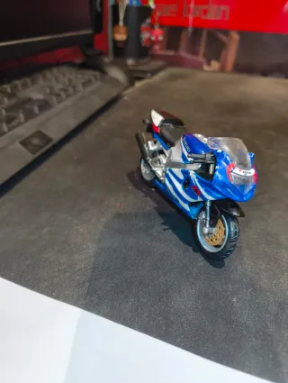 Suzuki Moto Deportiva Azul