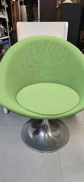 Butaca giratoria verde y plateada