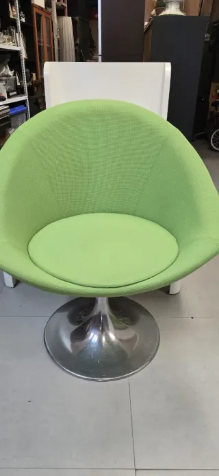 Butaca giratoria verde y plateada