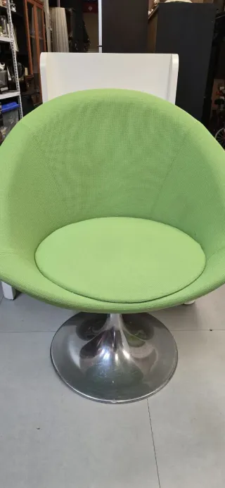 Butaca giratoria verde y plateada