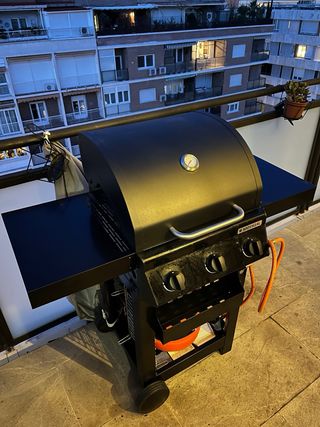 Barbacoa de gas negra