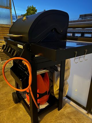 Barbacoa de gas negra