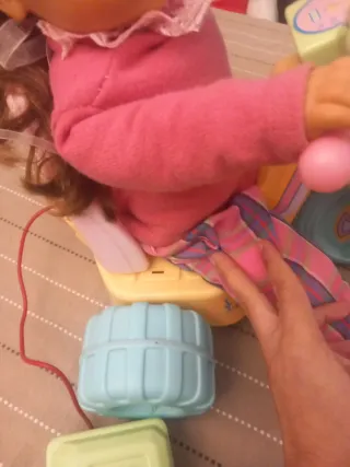 Muñeca antigua con triciclo y control