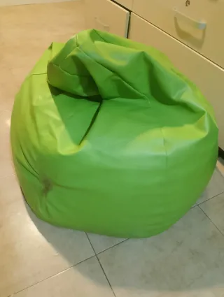 Puff verde símil cuero grande