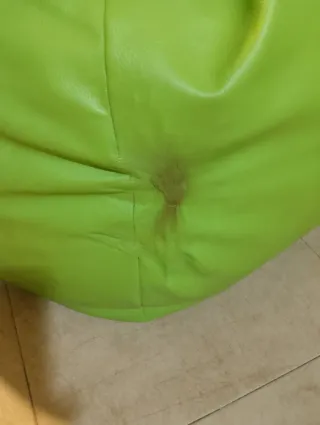 Puff verde símil cuero grande