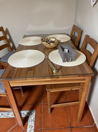Mesa de comedor de madera y cristal