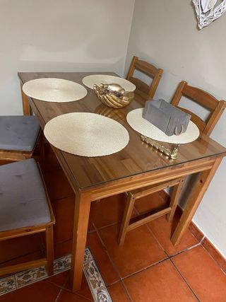 Mesa de comedor de madera y cristal