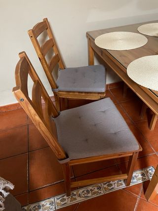 Mesa de comedor de madera y cristal