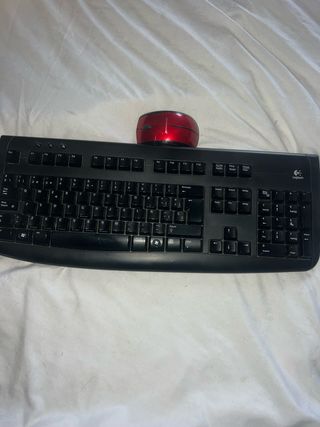 Teclado y ratón Logitech negro y rojo
