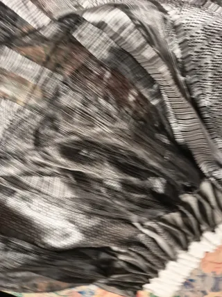 2 tende con tonalità grigie e nere