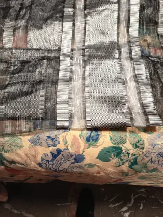 2 tende con tonalità grigie e nere