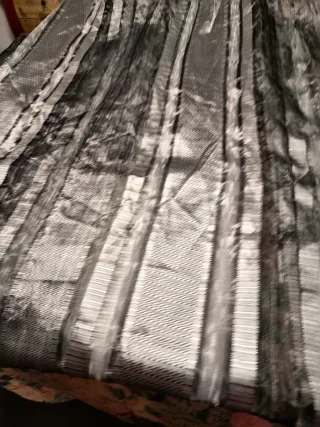 2 tende con tonalità grigie e nere