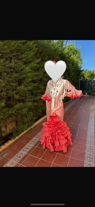Traje de flamenca coral con cuerpo bordado