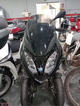Piaggio MP3 300 Deep Black