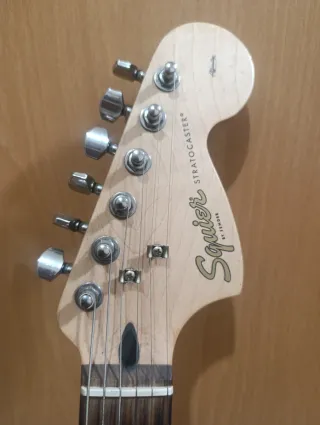 Guitarra Eléctrica Squier Stratocaster