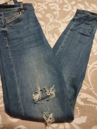 Pantalón vaquero Bershka desgastado
