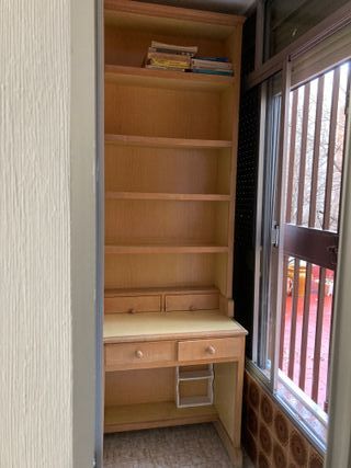 Escritorio madera con estantería