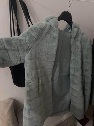 Abrigo de pelo con capucha