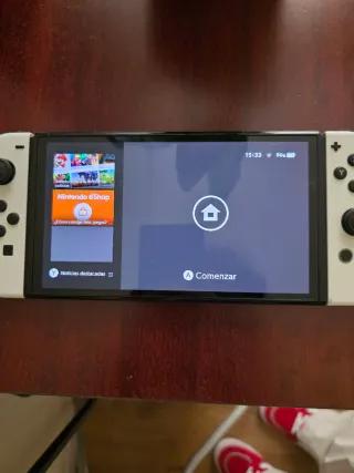 Nintendo Switch OLED Blanca con juego y mando.