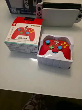 Nintendo Switch OLED Blanca con juego y mando.