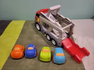 Camión transportador de coches de juguete