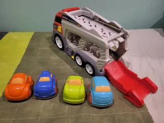 Camión transportador de coches de juguete