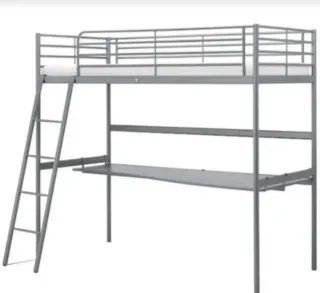 Litera con escritorio metálico gris