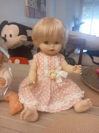 Muñecas antiguas con vestido.