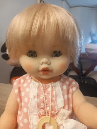 Muñecas antiguas con vestido.