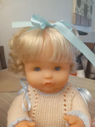 Muñecas antiguas con vestido.