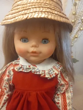 Muñecas antiguas con vestido.