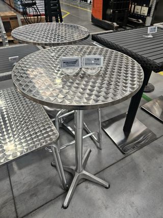 2 Mesas alta y 6 sillas plegables