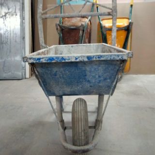 Carretilla de obra azul