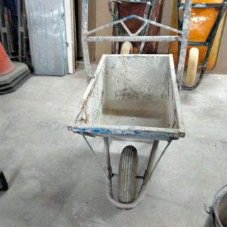 Carretilla de obra azul