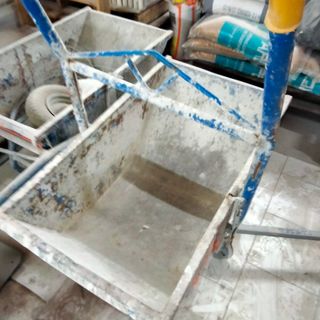 Carretilla de obra azul