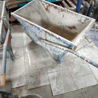 Carretilla de obra azul