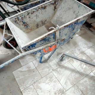 Carretilla de obra azul