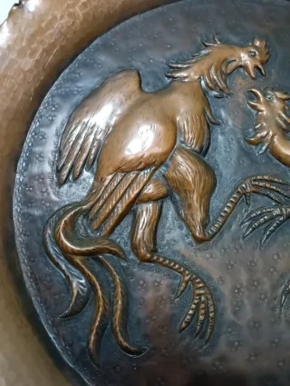 Piatto in rame decorato con galli