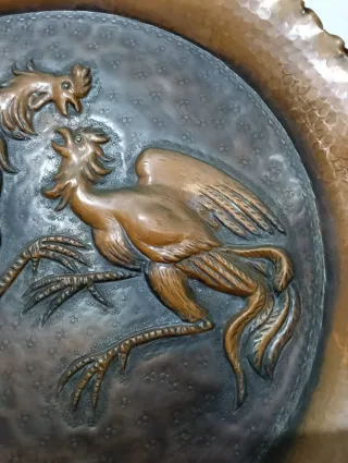 Piatto in rame decorato con galli