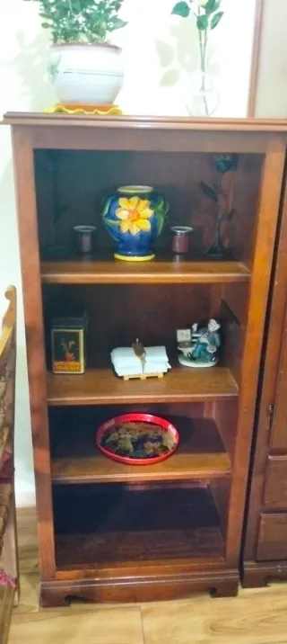 Estantería de madera . 1,40 x 0,60 cm