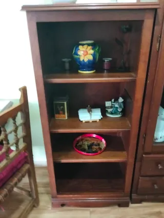 Estantería de madera . 1,40 x 0,60 cm