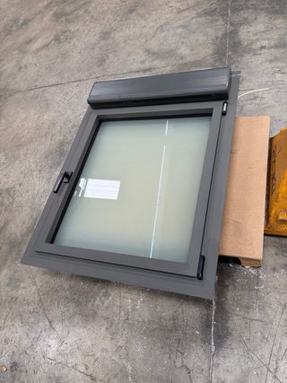 Ventana de aluminio gris