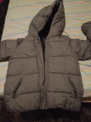 Chaqueta acolchada gris con capucha