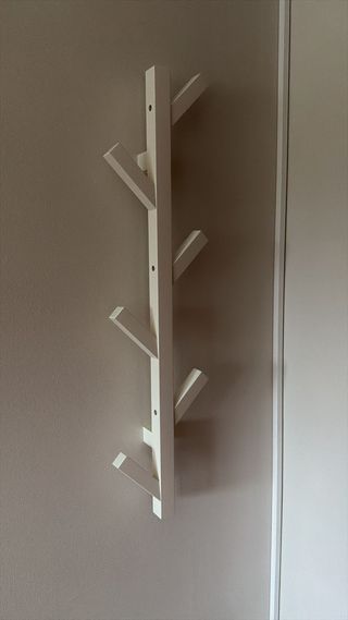 Colgador de pared de madera blanco