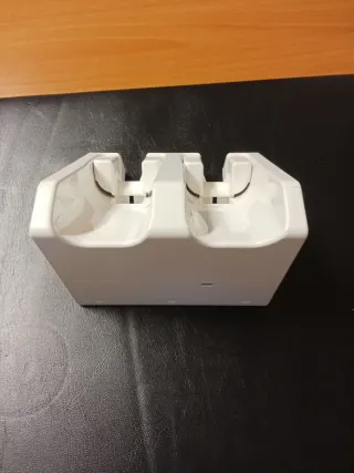 Soporte Cargador Mandos Wii Eneloop. Sin cable