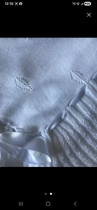 Toca de bebé de color blanco.