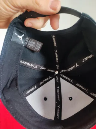 Gorra Jordan Roja y Negra