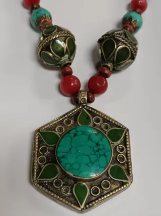 Collana etnica con pietre verdi e turchesi