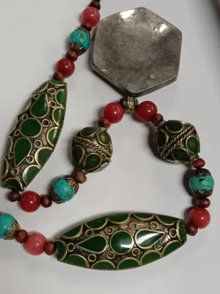 Collana etnica con pietre verdi e turchesi