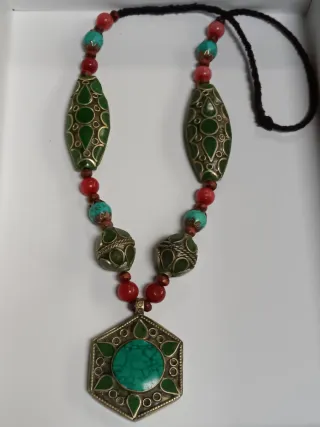Collana etnica con pietre verdi e turchesi